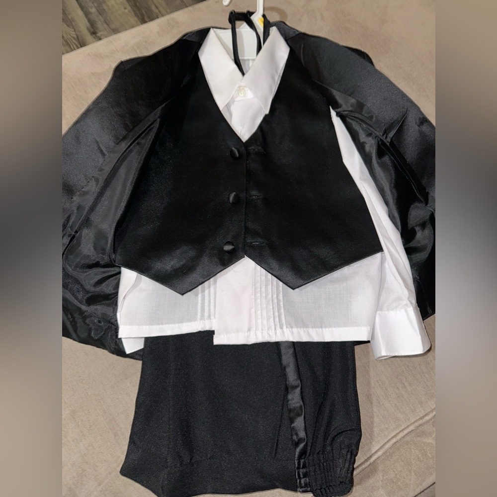 Boys tuxedo 4 pieces size toddler 4T EUC - Picture 5 of 5